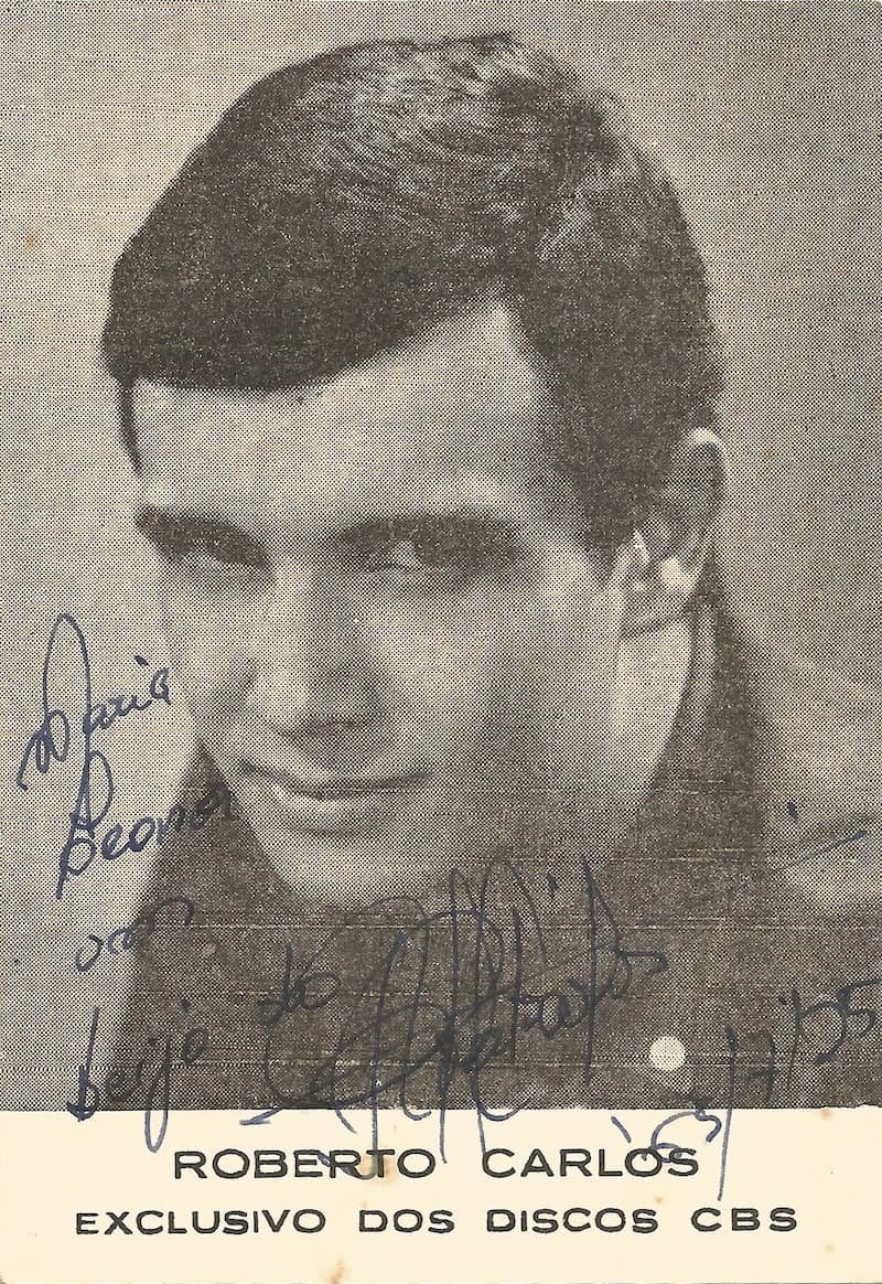 A imagem mostra uma foto autografada de Roberto Carlos a Maria Leonôr Volpato.